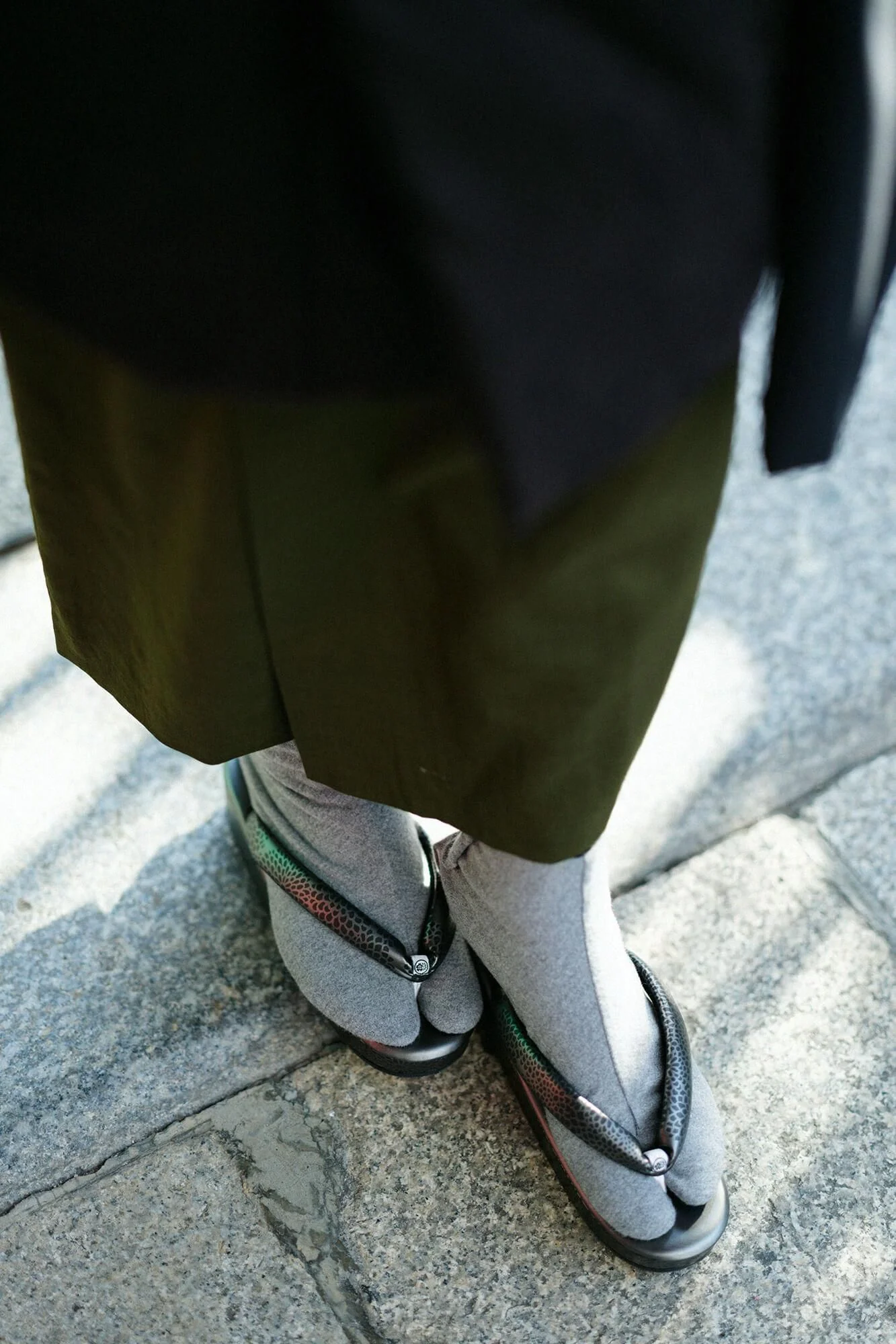 西陣草履(にしじんぞうり)/菊づくし 黒鉛(くろなまり) - Image 6