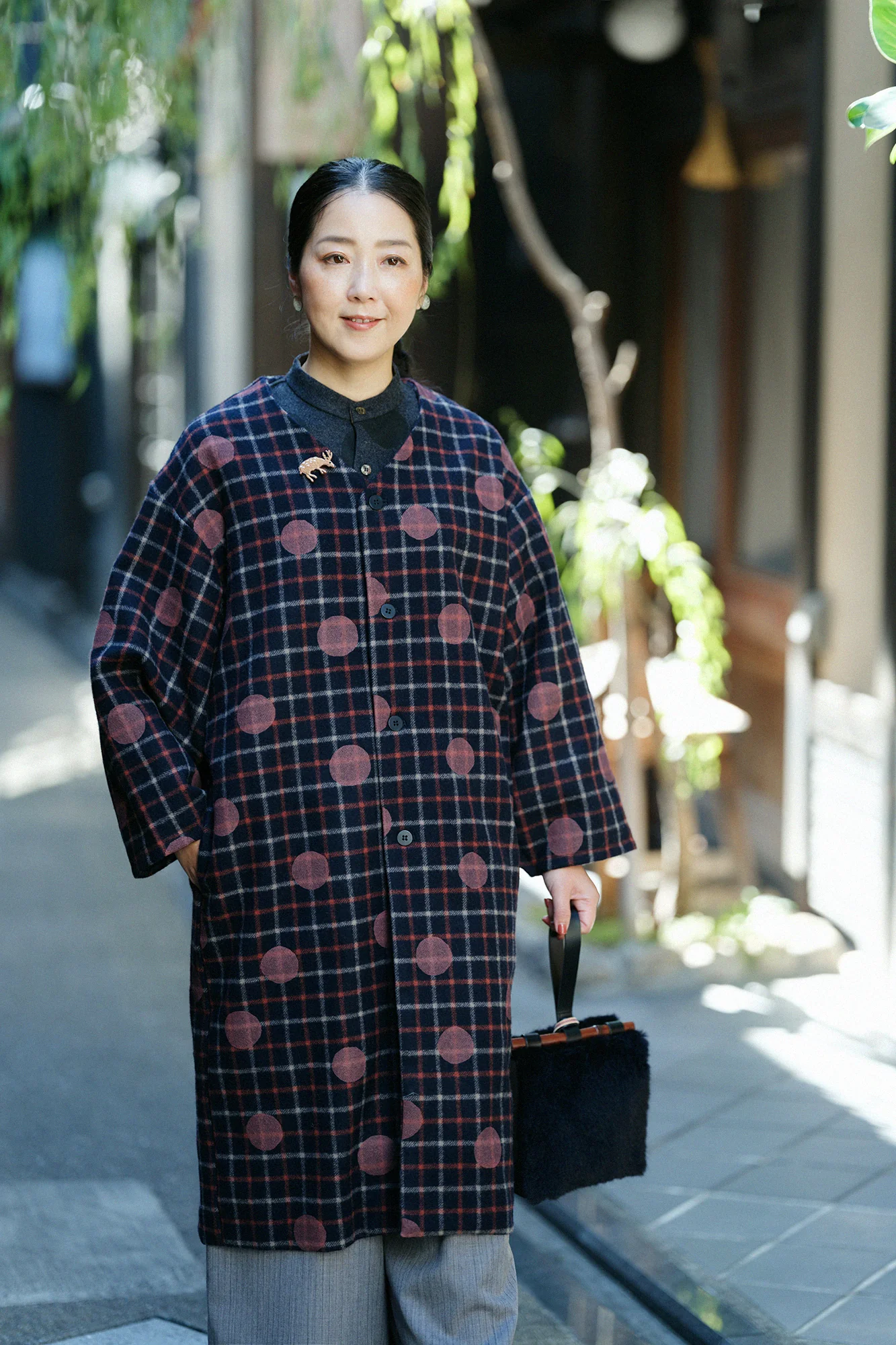 梳毛(そもう) 格子織(こうしおり) 薙刀羽織(なぎなたばおり) 長丈(ながたけ) 袷(あわせ)/すいぎょく 間疎(まあら) 深紺(しんこん) - Image 3