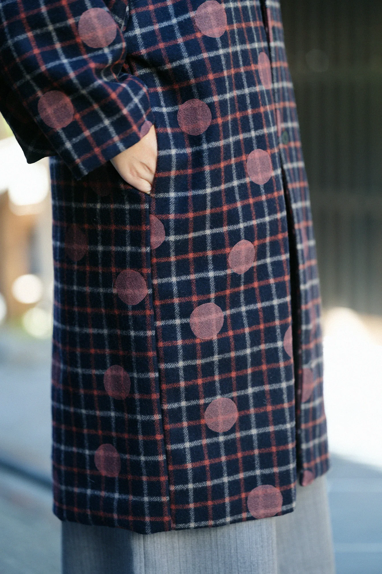 梳毛(そもう) 格子織(こうしおり) 薙刀羽織(なぎなたばおり) 長丈(ながたけ) 袷(あわせ)/すいぎょく 間疎(まあら) 深紺(しんこん) - Image 7