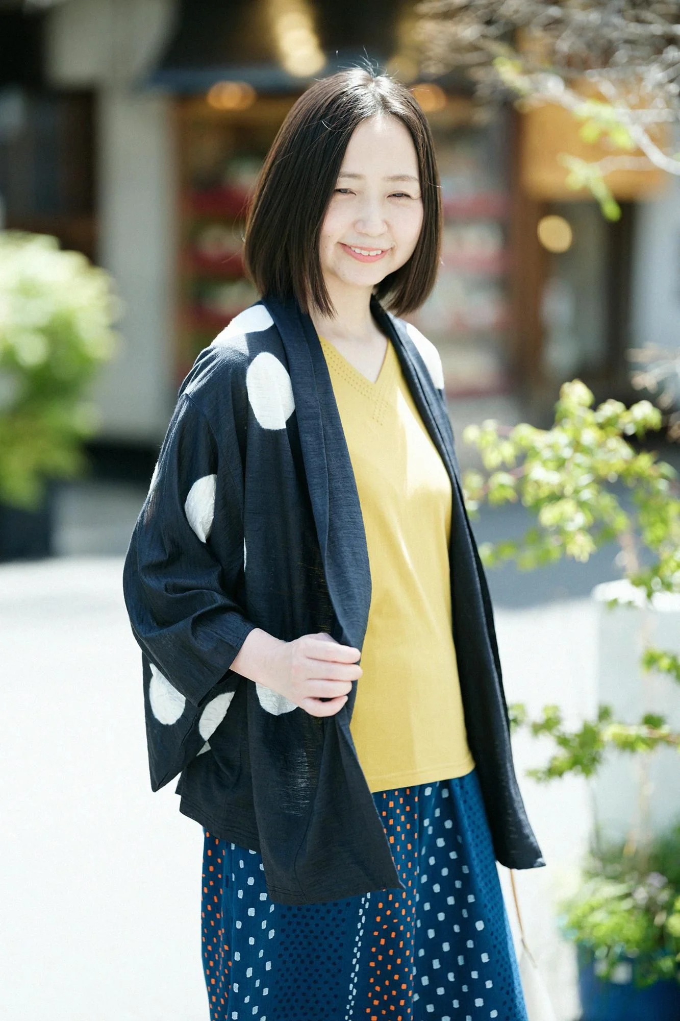 たばた絞り 麻 小袖莢（こそでさや）／水玉大（みずたまだい） 墨黒（すみくろ）×つくも - Image 3