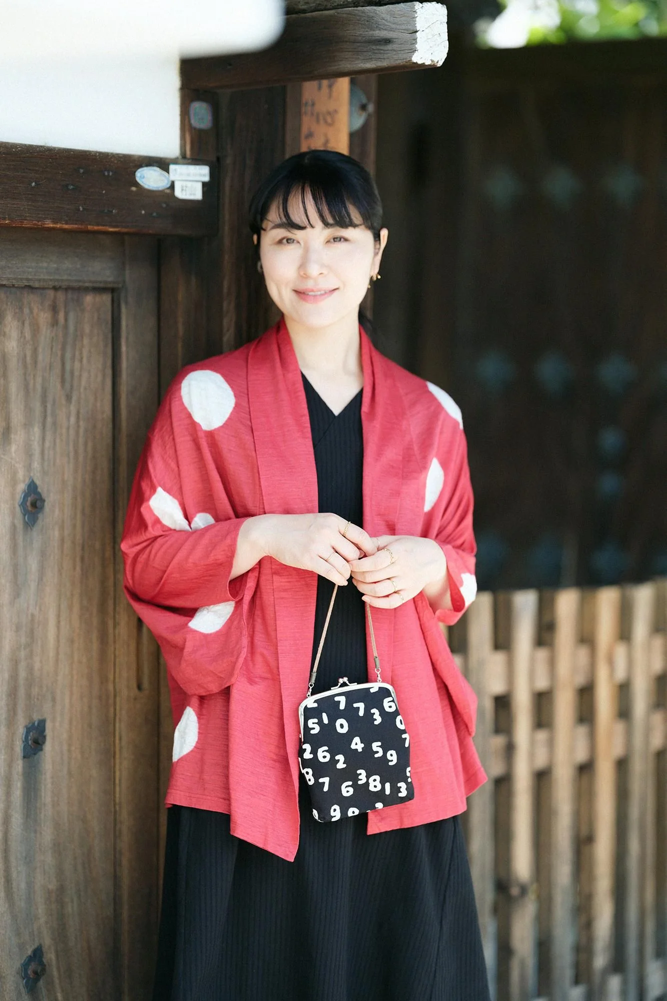たばた絞り 麻 小袖莢（こそでさや）／水玉大（みずたまだい） 緋色（ひいろ）×つくも - Image 3