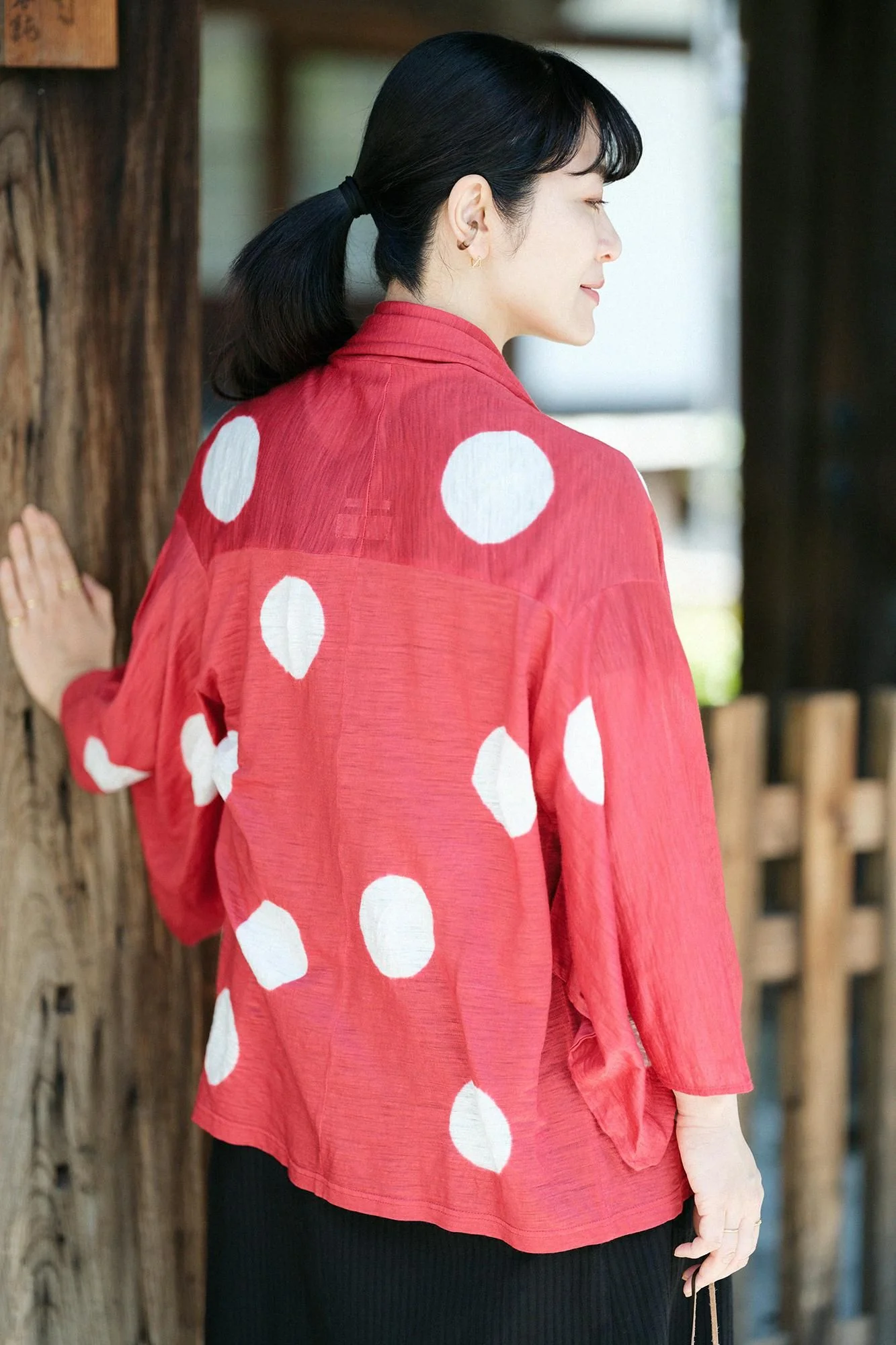 たばた絞り 麻 小袖莢（こそでさや）／水玉大（みずたまだい） 緋色（ひいろ）×つくも - Image 4
