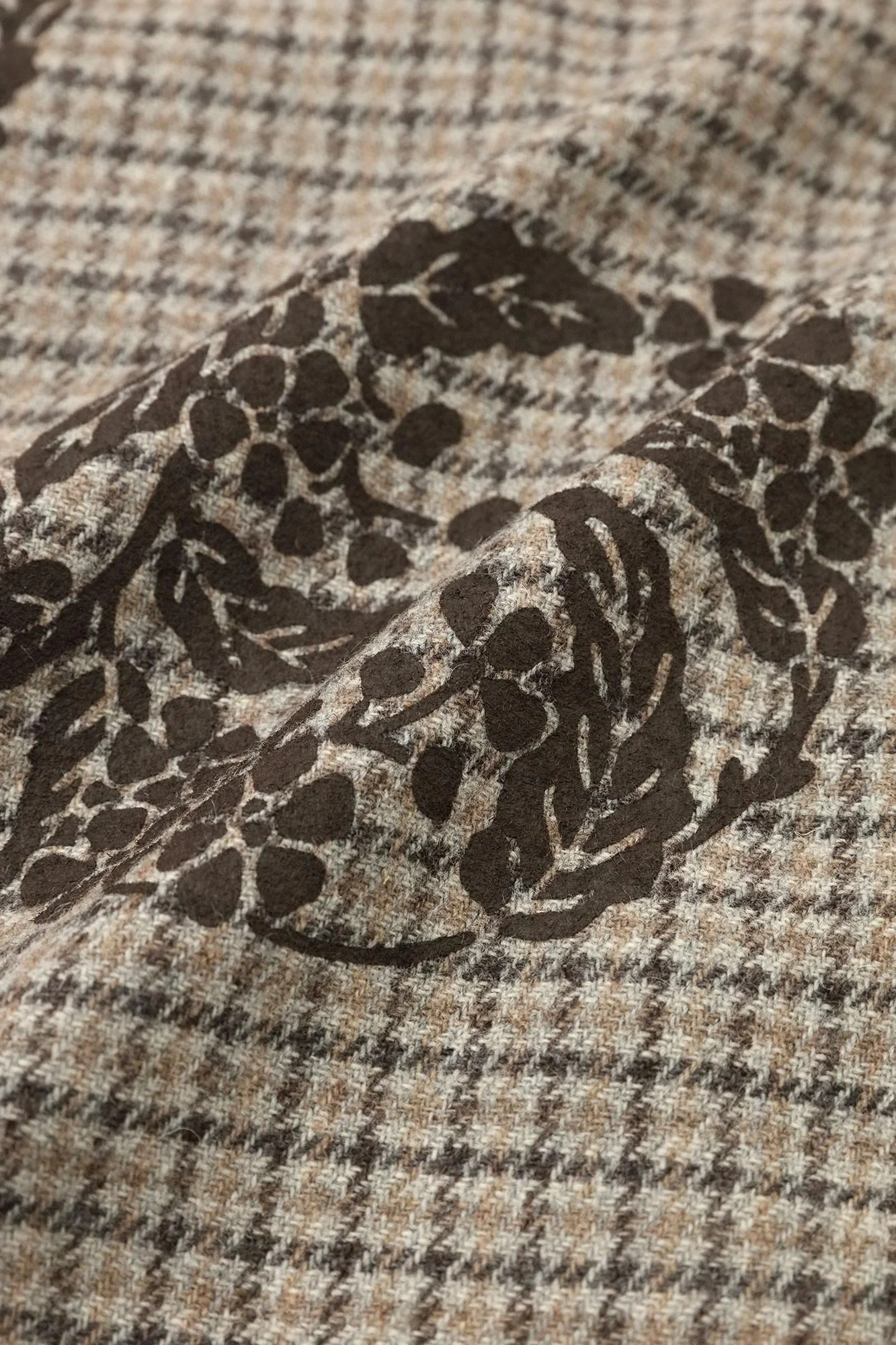 ツイード 格子織(こうしおり) きさらぎ/花丸文様(はなまるもんよう) ちらしと余白(よはく) 松染色(まつそめいろ)×樺茶色(かばちゃいろ) - Image 10