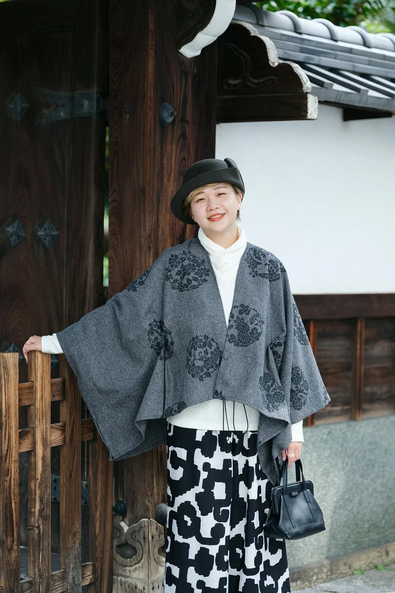 ツイード 杉綾織（すぎあやおり） きさらぎ 短丈（みじかたけ）／花丸文様（はなまるもんよう） ちらしと余白（よはく） 鉛色（なまりいろ） - Image 3