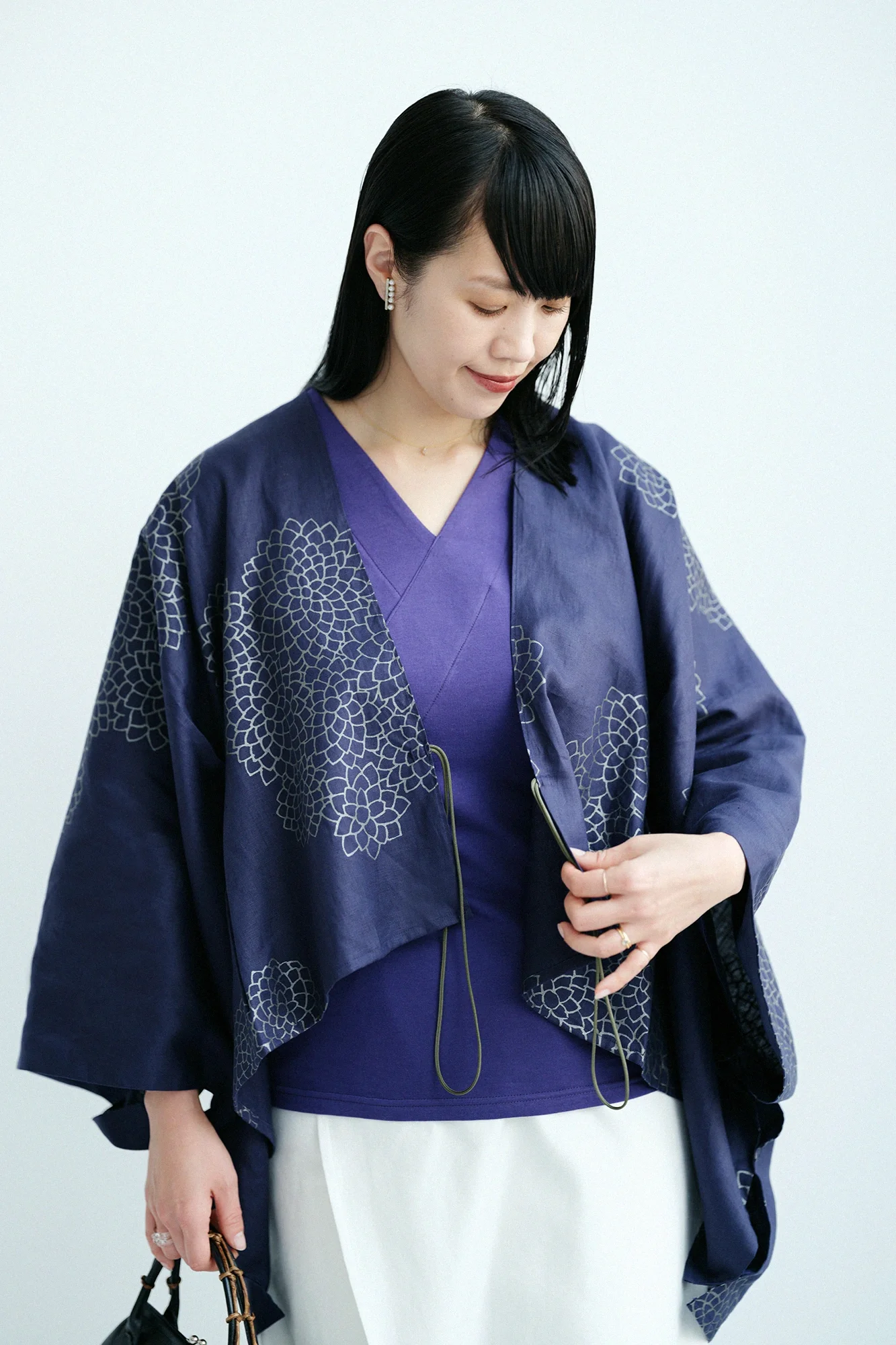 麻 きさらぎ 短丈(みじかたけ)/雲間に(くもまに)菊と余白(よはく) 濃紺(のうこん) - Image 3