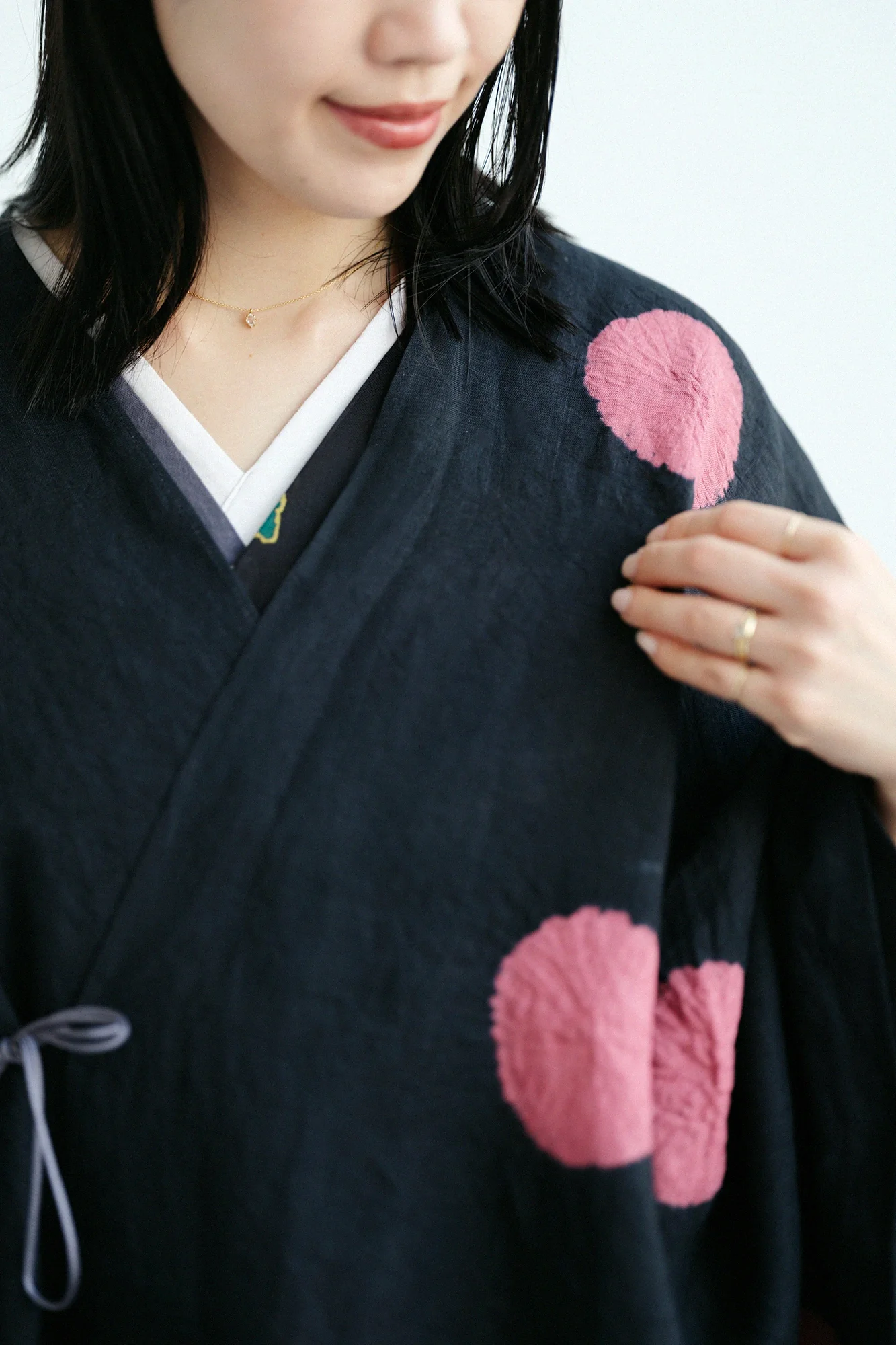近清絞り 麻 きさらぎ/水玉大(みずたまだい) 濡羽色(ぬればいろ)×今様色(いまよういろ) - Image 5