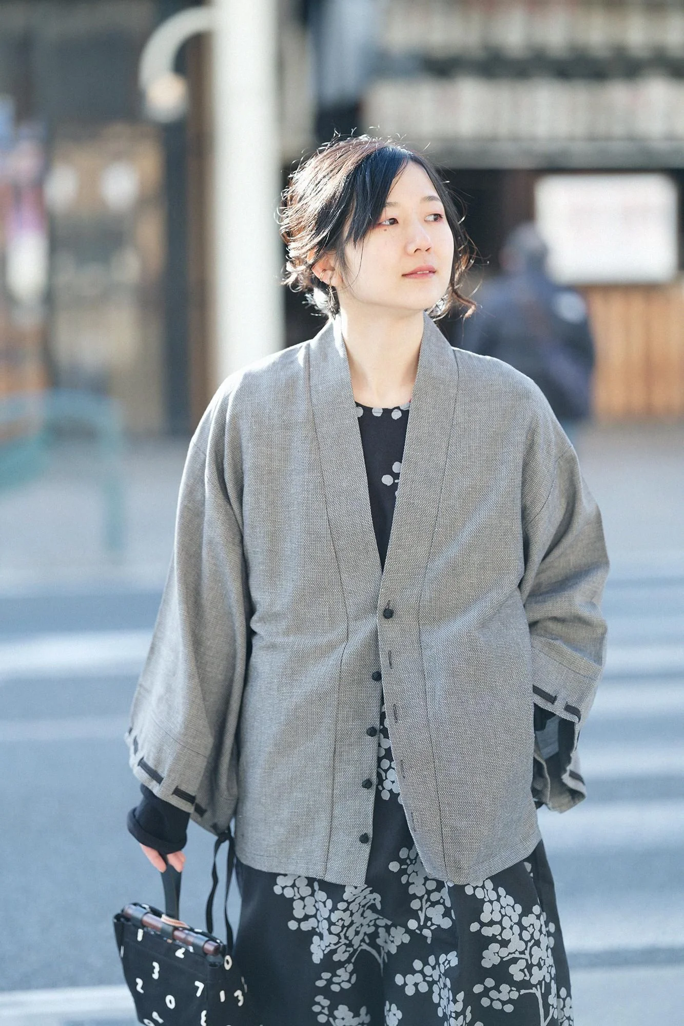 【net限定】綿麻 ドビー織 行儀小紋(ぎょうぎこもん) 伯爵羽織(はくしゃくばおり) 宮中袖(きゅうちゅうそで)/羅墨(らぼく) - Image 3