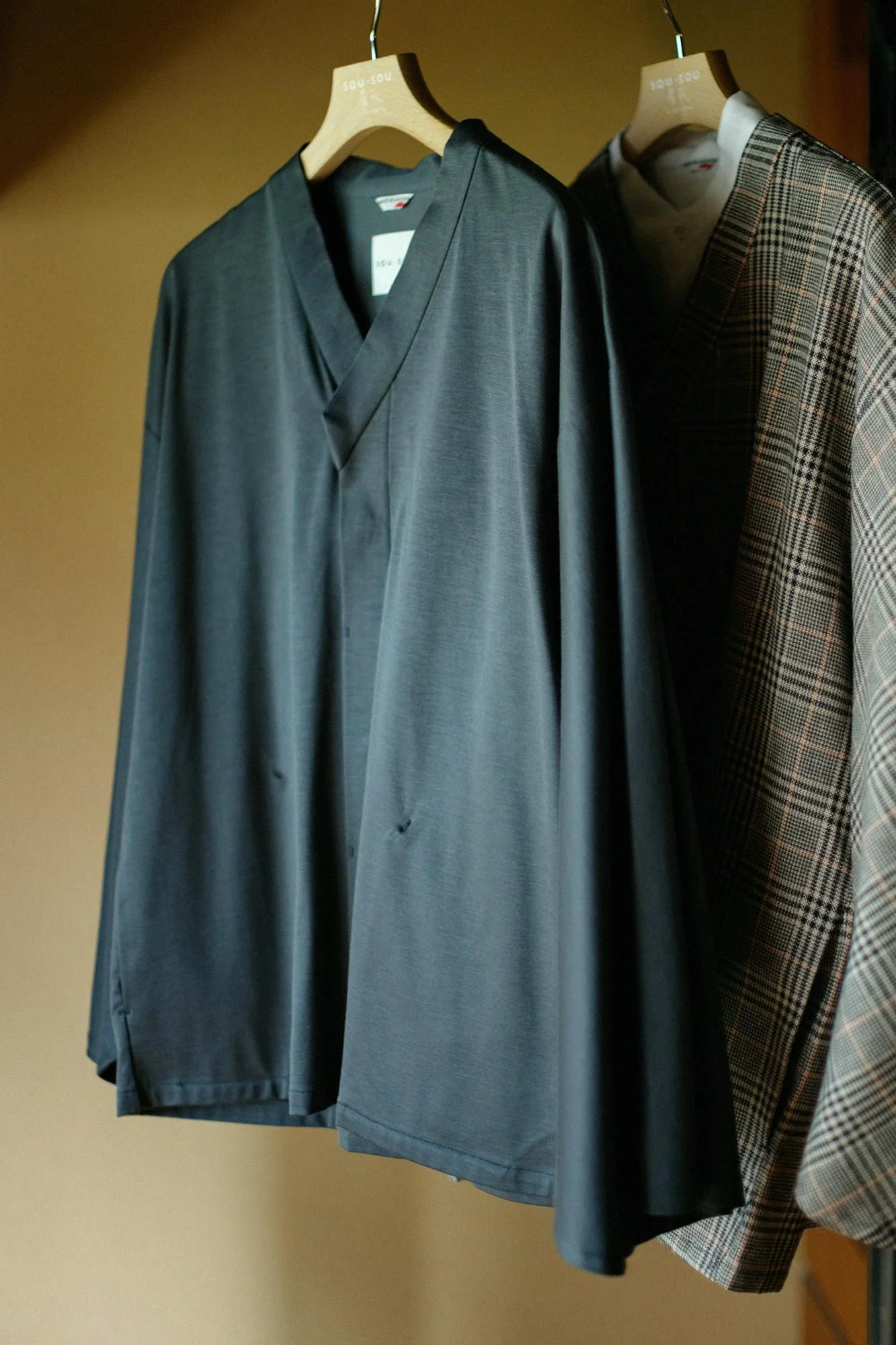 綿キュプラ 阿弥(あみ) 薙刀かり衣(なぎなたかりごろも) 細衿(さざれえり) 短丈(みじかたけ)/鉛色(なまりいろ) - Image 2