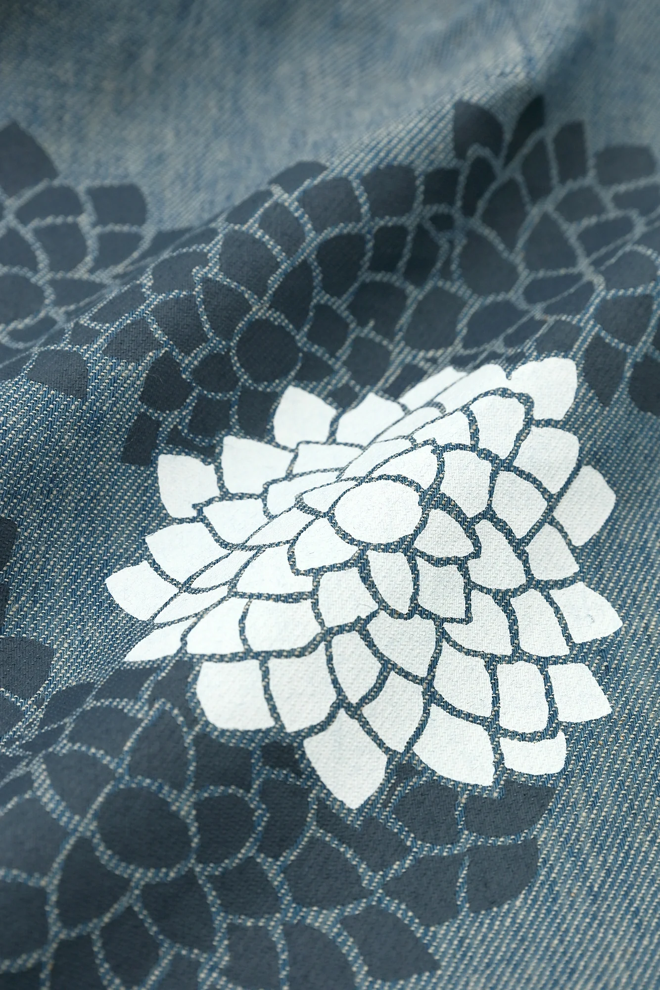 綿麻 綾織（あやおり） 小袖寛衣（こそでかんい）／雲間（くもま）に菊 寂御納戸（さびおなんど） - Image 11