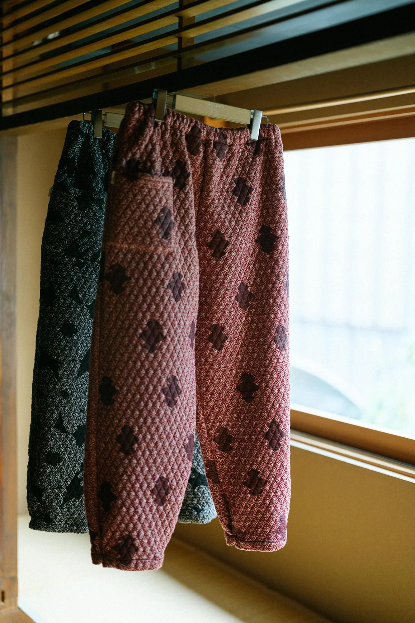 刺編 襞（ひだ）もんぺ／重ね菱（かさねびし） 減（げん） - Image 2