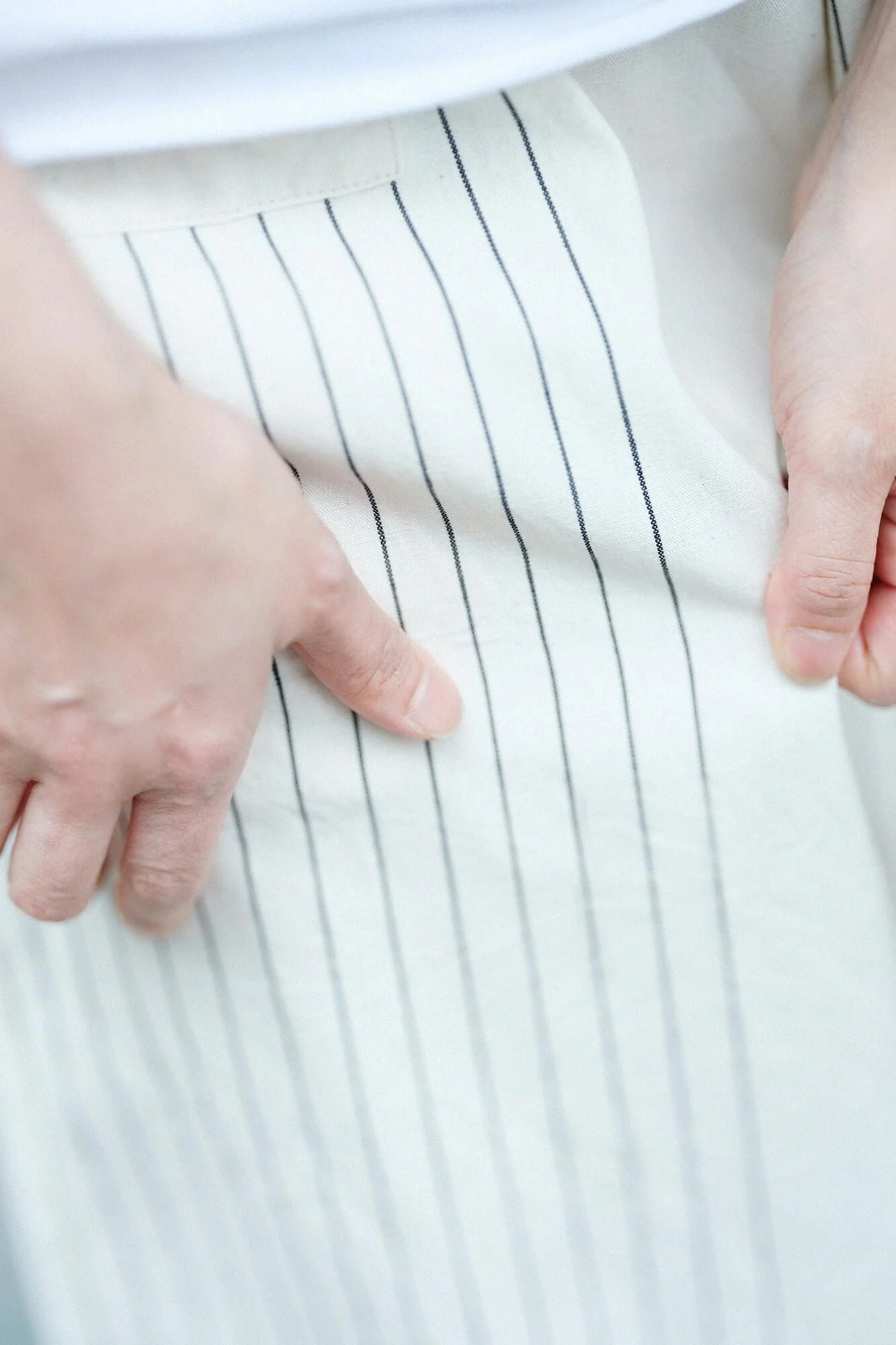 伊勢木綿 20/20 広形(ひろなり)もんぺ はぎ丈/半分縞(はんぶんじま) 生白(きじろ) - Image 9