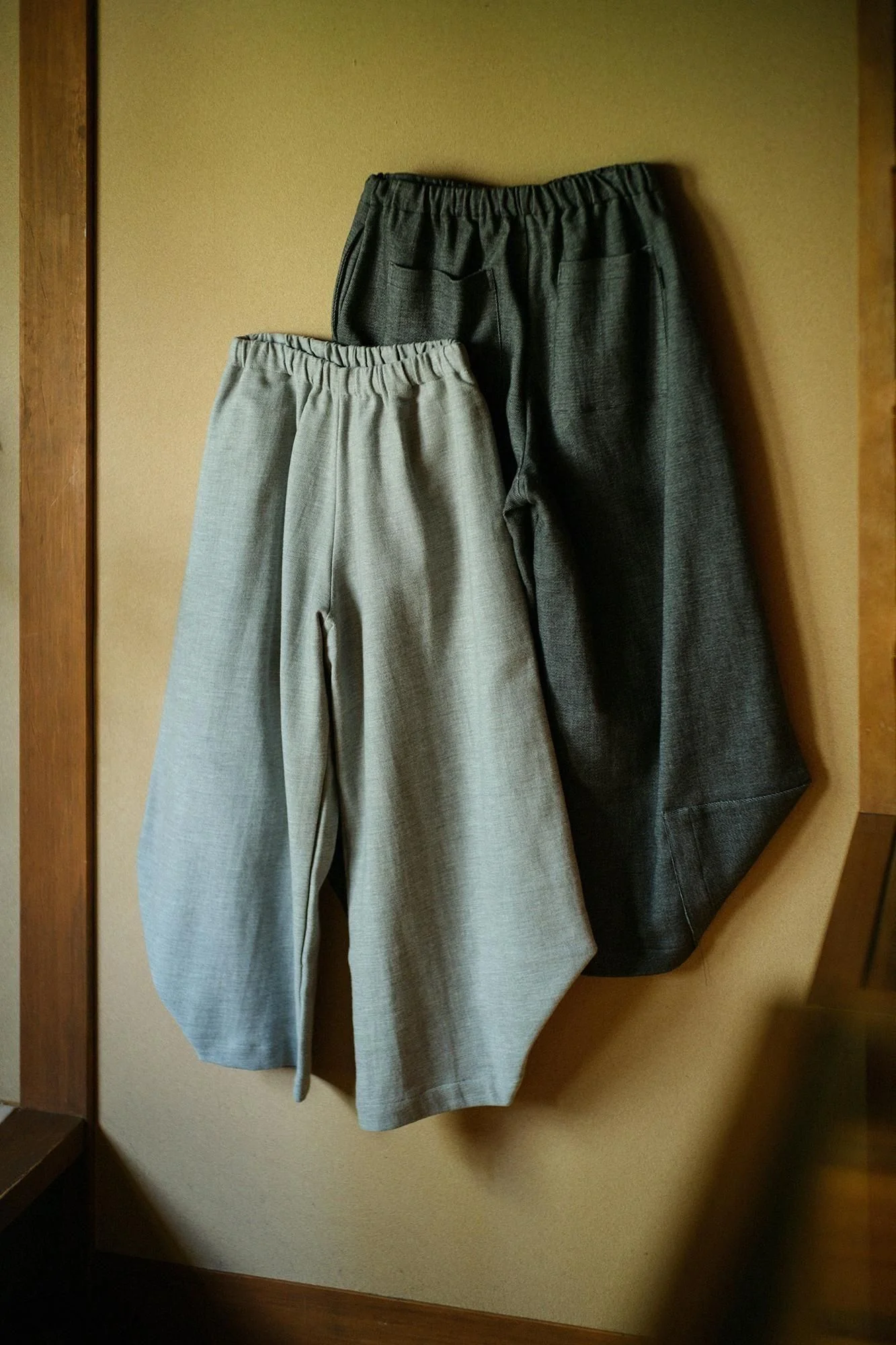 伸(しん) 綾織(あやおり) 広形(ひろなり)もんぺ 穏(おだやか)/銀鼠(ぎんねず) - Image 2