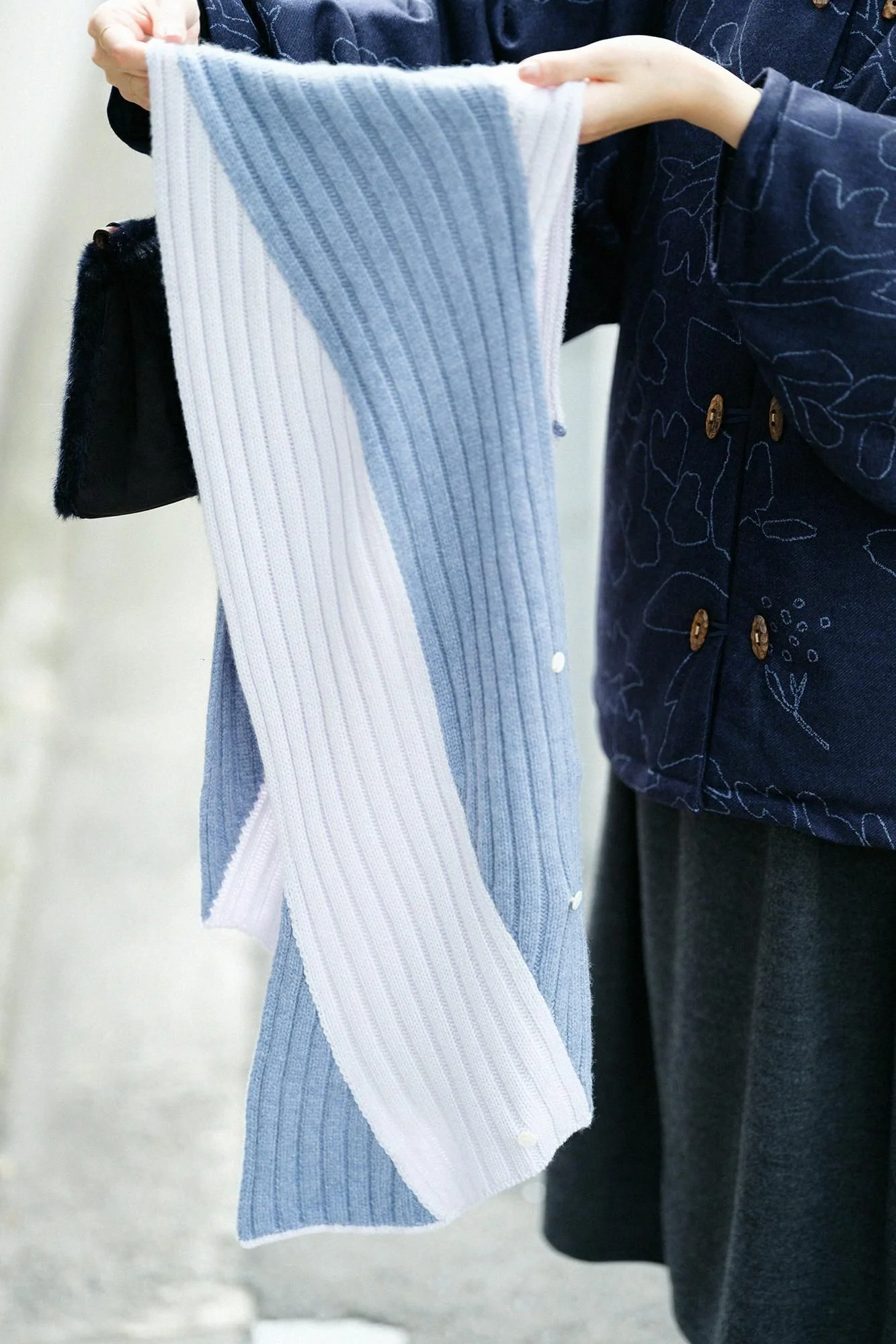 SOU・SOU×ALPHA カシミヤ 枯山水(かれさんすい) 染流し(そめながし)/白花色(しらはないろ)×青藤鼠(あおふじねず) - Image 9