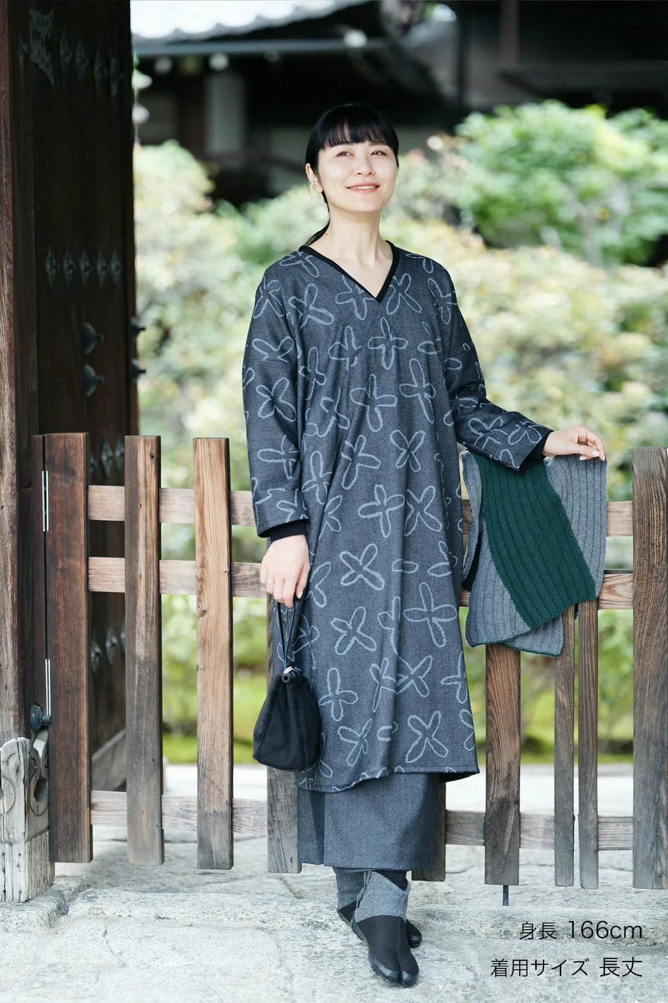 【net限定】梳毛綾織(そもうあやおり) 抜衿長方形衣(ぬきえりちょうほうけい) 長袖(ちょうしゅう)/すずしろ 墨黒(すみくろ) - Image 2