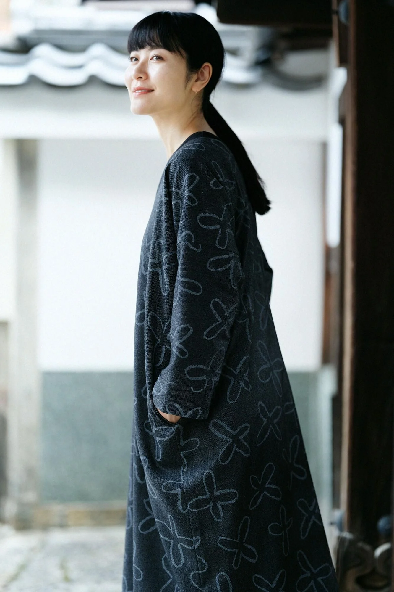 【net限定】梳毛綾織(そもうあやおり) 抜衿長方形衣(ぬきえりちょうほうけい) 長袖(ちょうしゅう)/すずしろ 墨黒(すみくろ) - Image 5