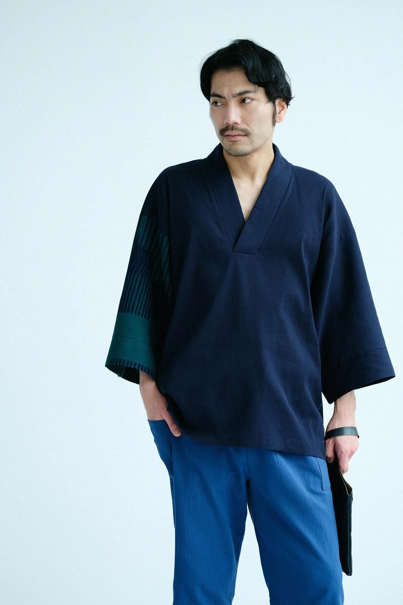 【net限定】高島縮 40/40 風靡(ふうび) 上 片身替わり(かたみがわり)/留紺(とめこん)×階(きざはし) - Image 4