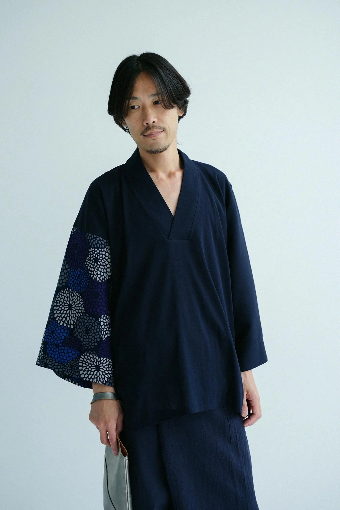 高島縮 40/40 風靡(ふうび) 上 片身替わり(かたみがわり)/留紺(とめこん)×菊づくし 夜来(よごろ) - Image 3