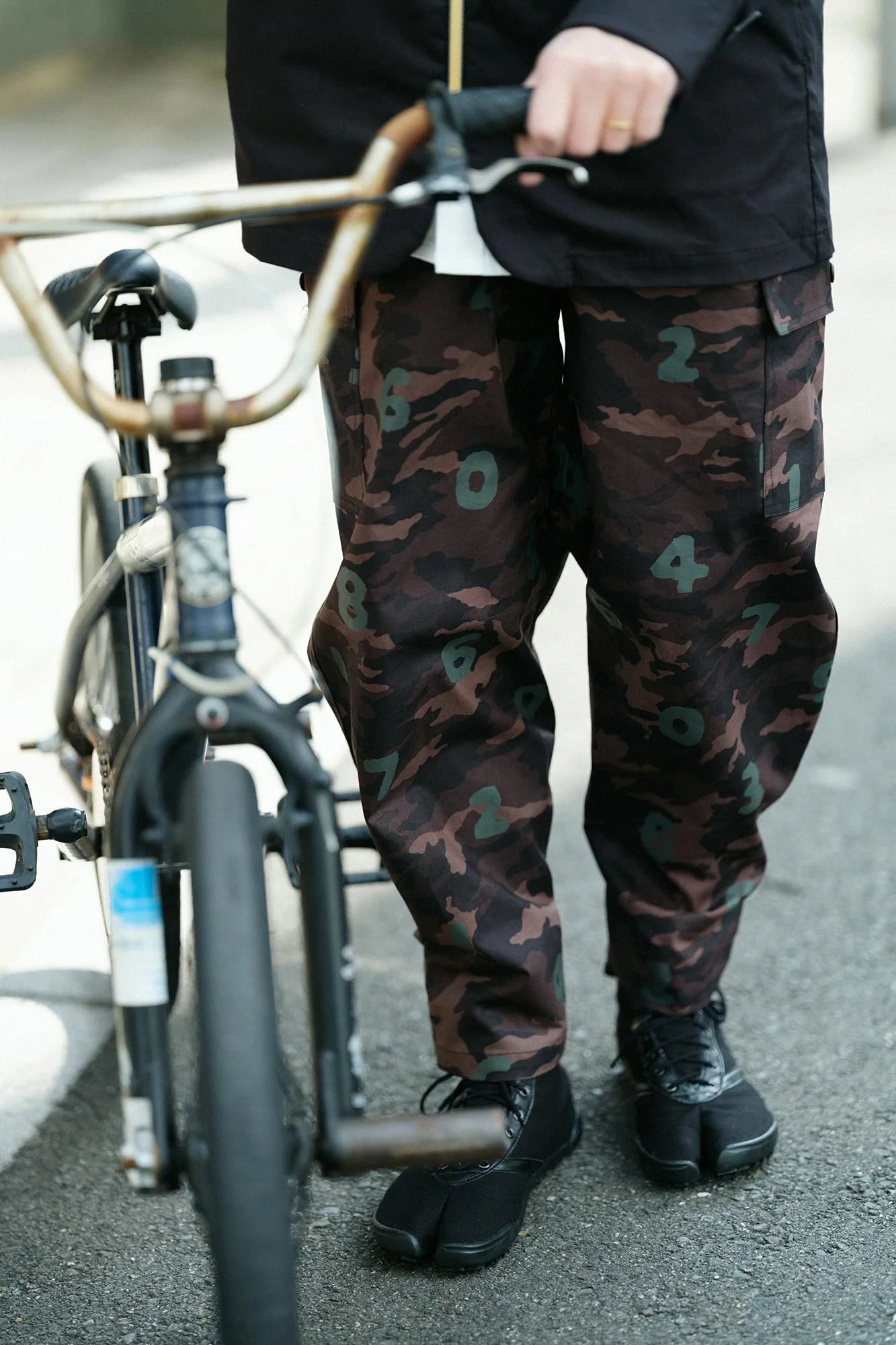 【net限定】コットンキャンバス カーゴパンツ／camo SO-SU-U 銀煤竹（ぎんすすたけ） - Image 4