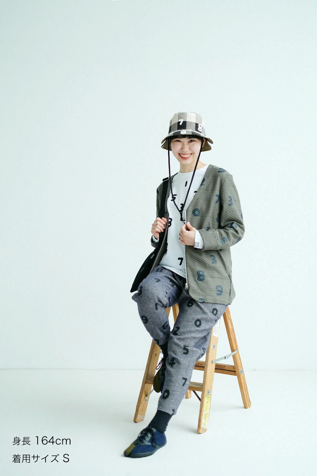 ジャカールニット ノーカラーVネック BIKEジャケット/SO-SU-U 岩井茶(いわいちゃ) - Image 3