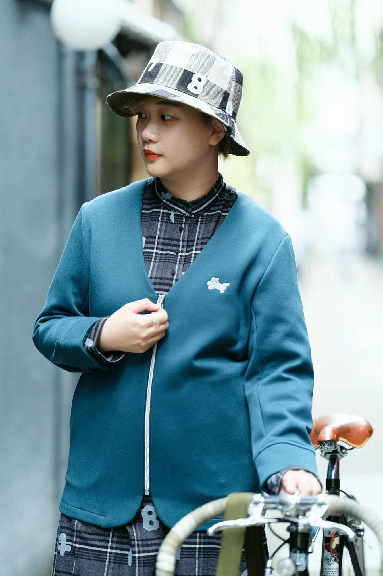 【net限定】ダンボールニット ノーカラーVネックBIKEジャケット／ボトルグリーン - Image 5
