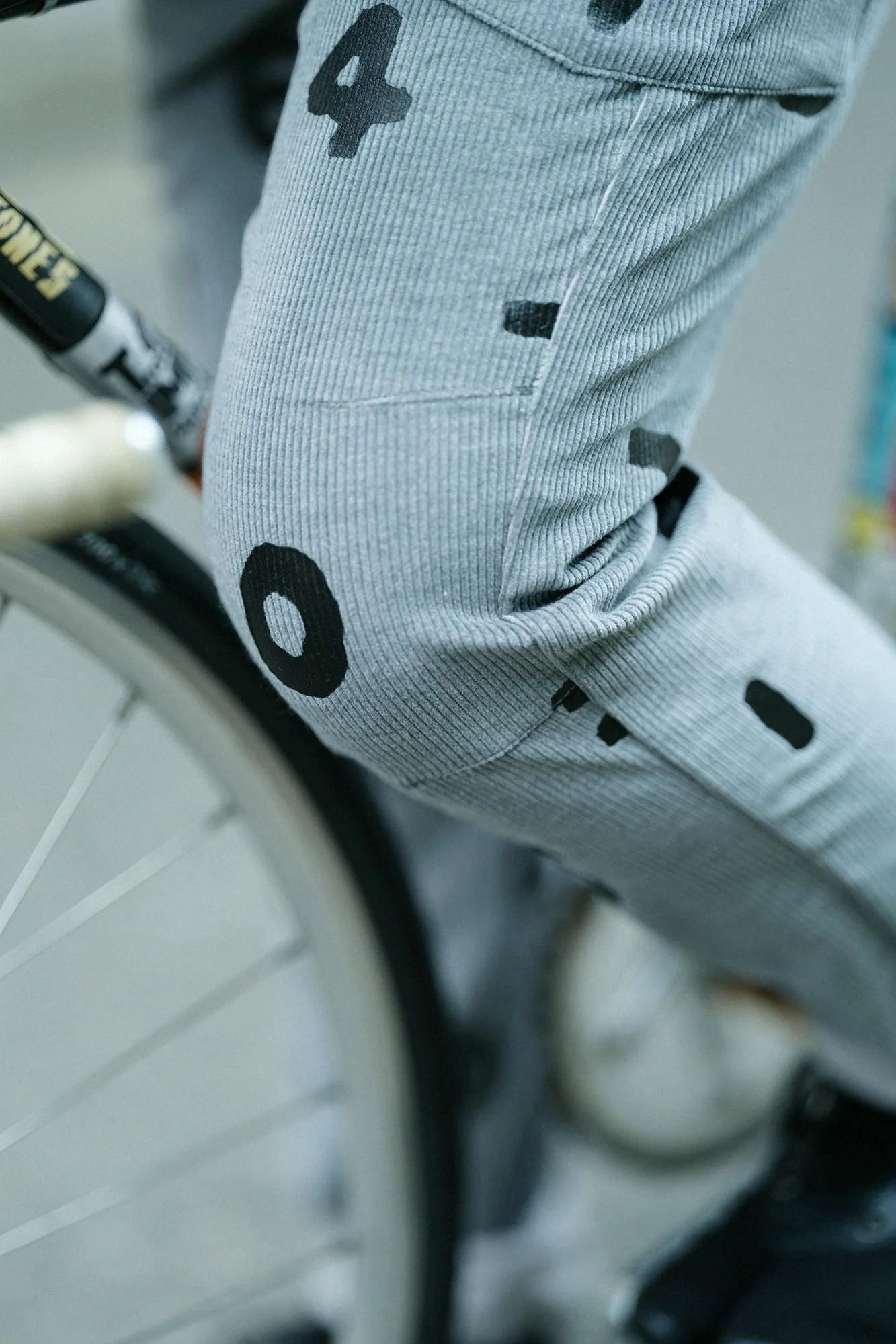 ストレッチコーデュロイ BIKEカーゴ／SO-SU-U グレー - Image 6