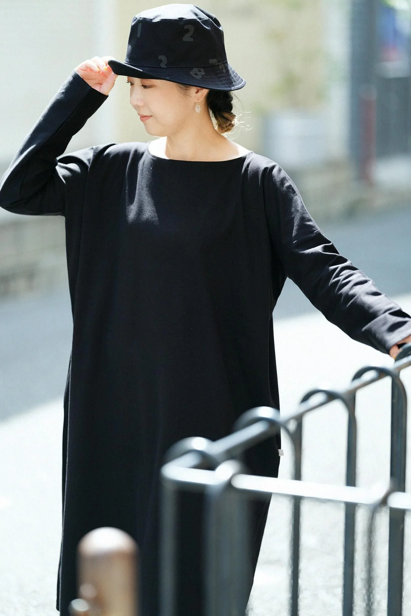 ポンチローマ ボートネック ロングスリーブワンピース／濡羽色（ぬればいろ） - Image 6