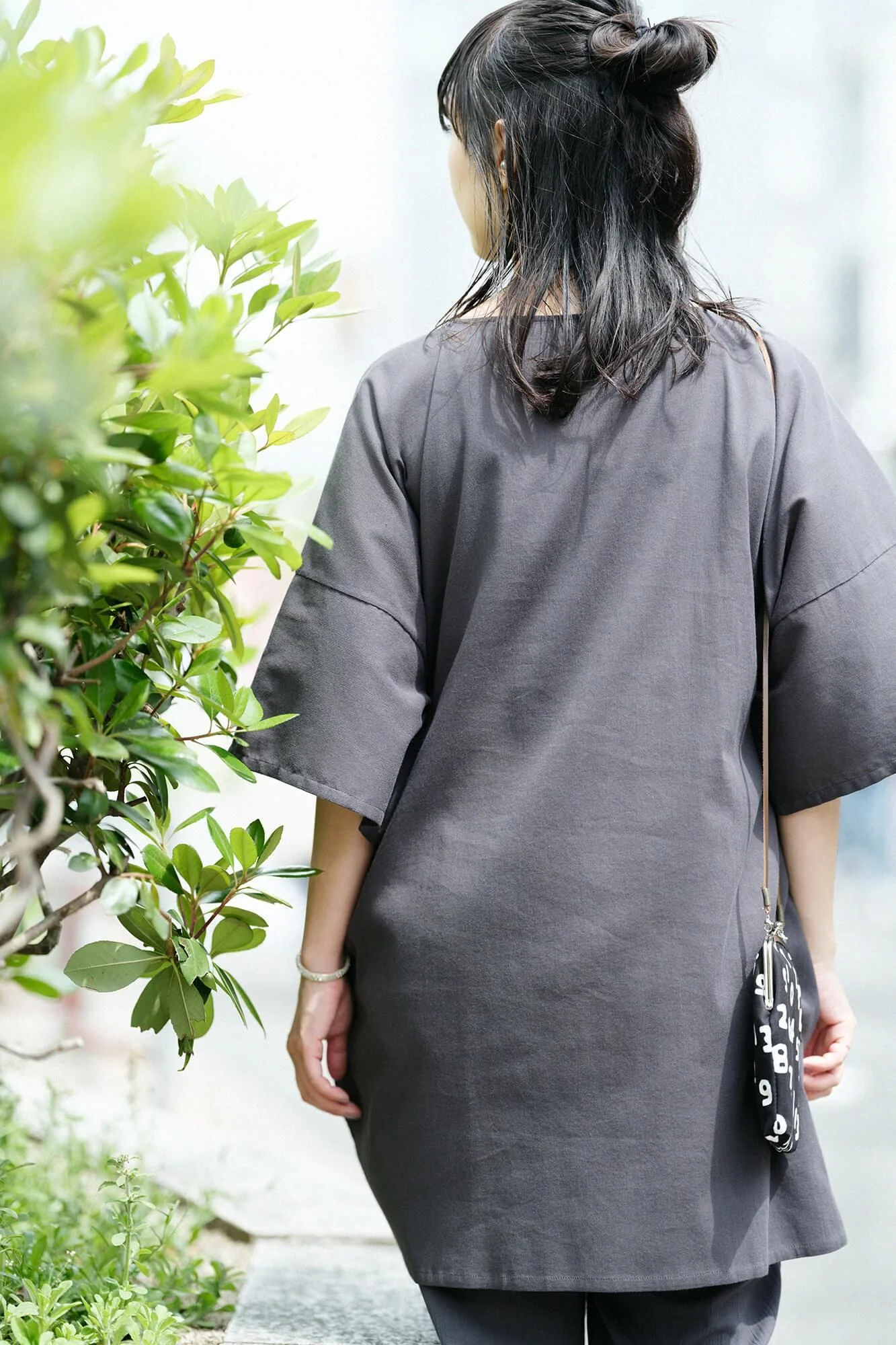 高島縮 40/40 平袖(ひらそで)ボートネックチュニック/濃鉛(こいなまり) - Image 5