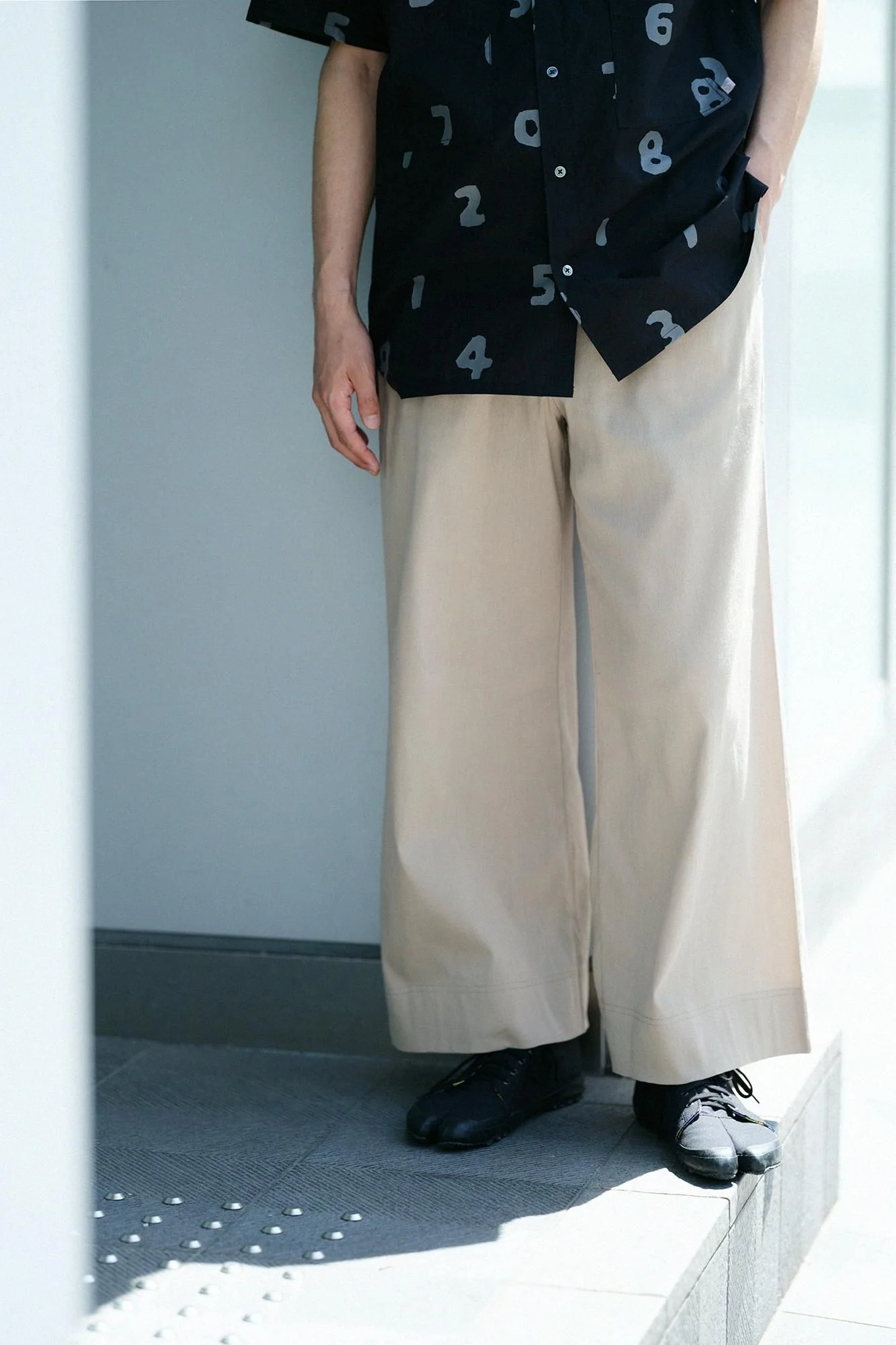 高島縮 40/40 ワイドパンツ 2.0／白橡（しろつるばみ） - Image 4