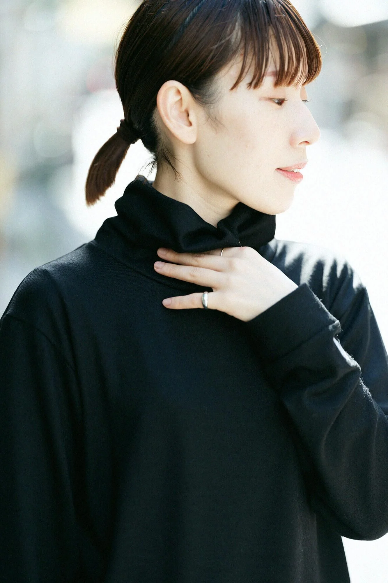 【net限定】ウォッシャブルウール天竺 ツイストタートル L/S／濡羽色（ぬればいろ） - Image 6