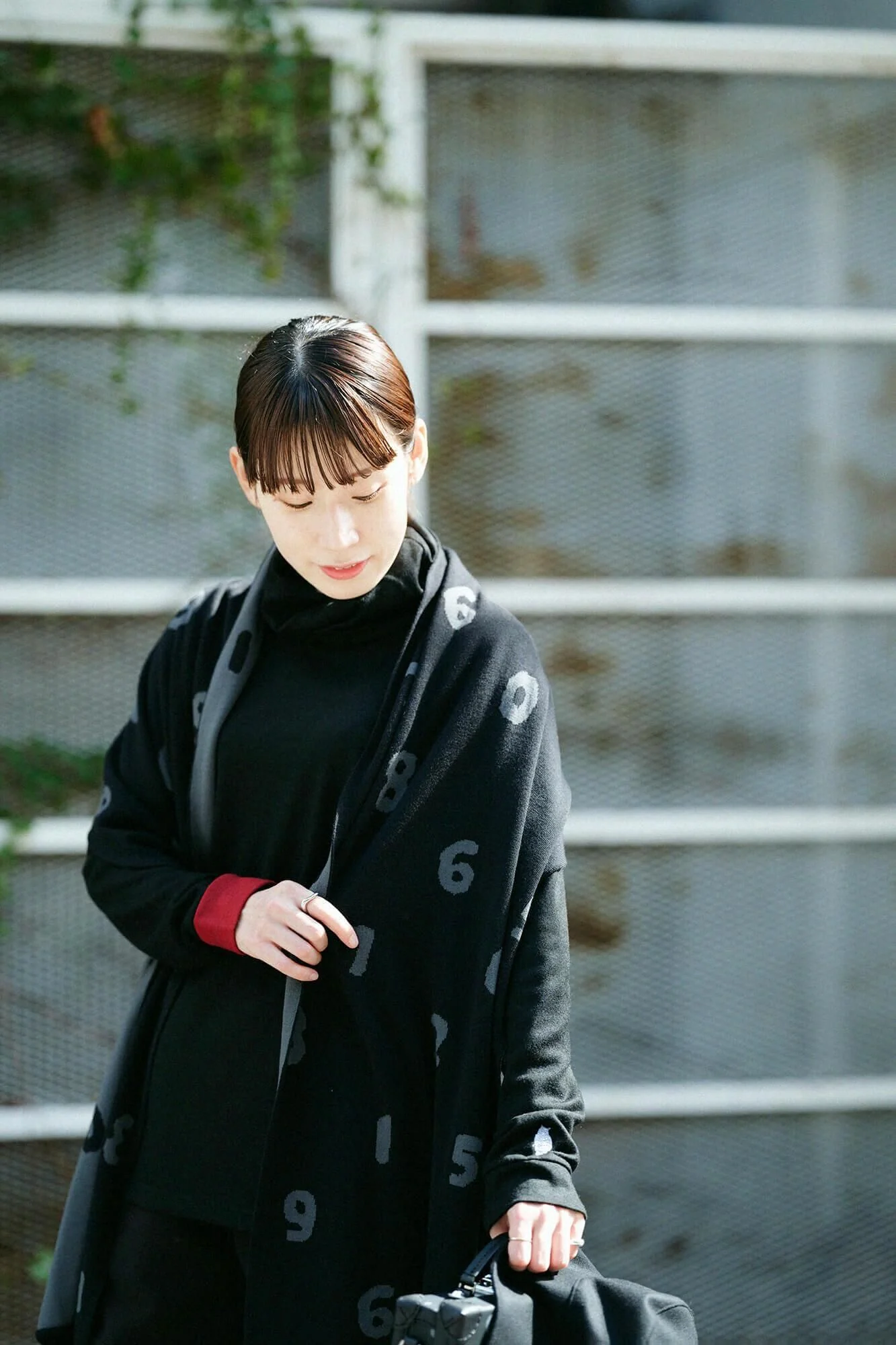 【net限定】ウォッシャブルウール天竺 ツイストタートル L/S／濡羽色（ぬればいろ） - Image 7