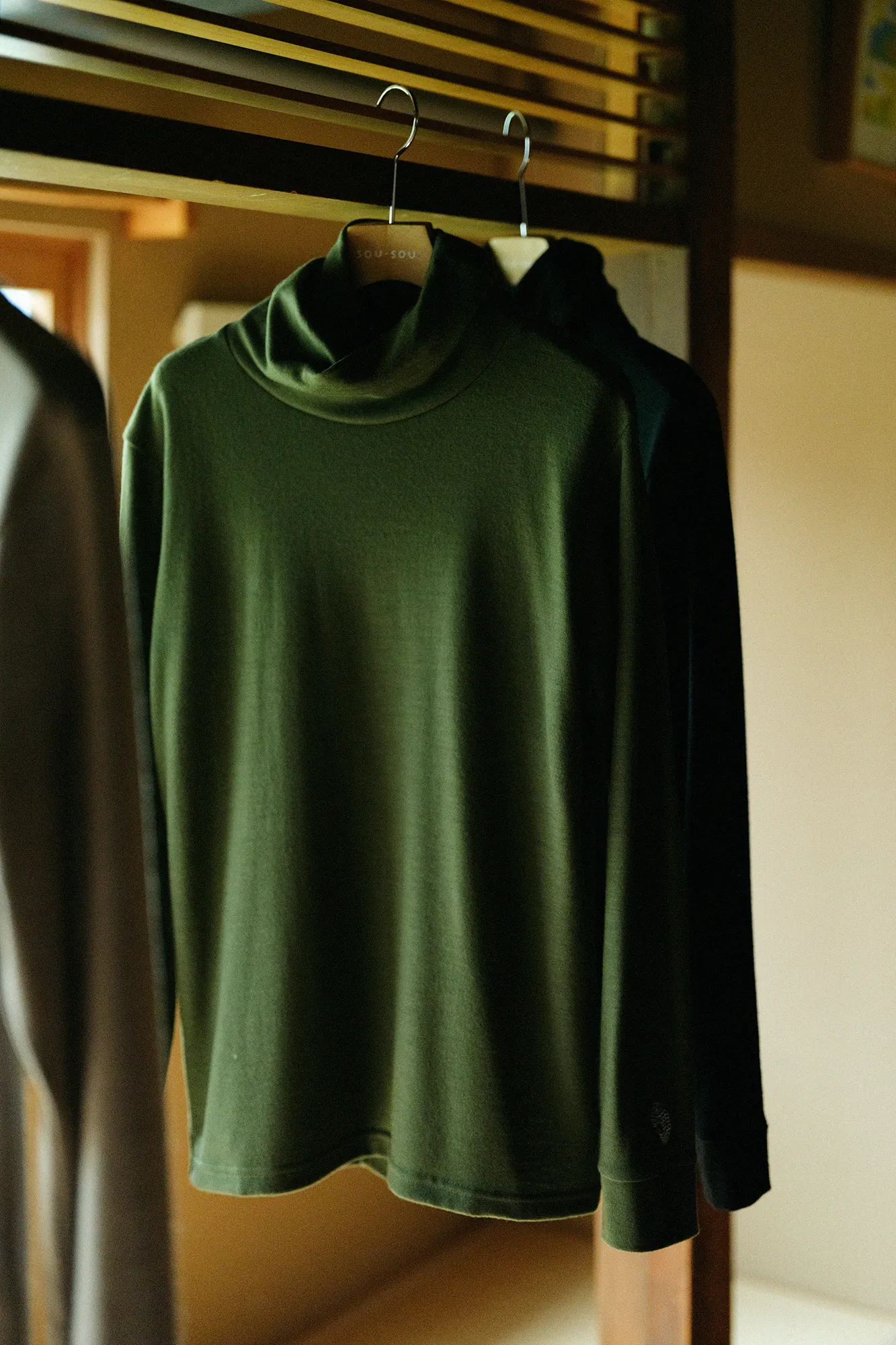 【net限定】ウォッシャブルウール天竺 ツイストタートル L/S／海松色（みるいろ） - Image 5