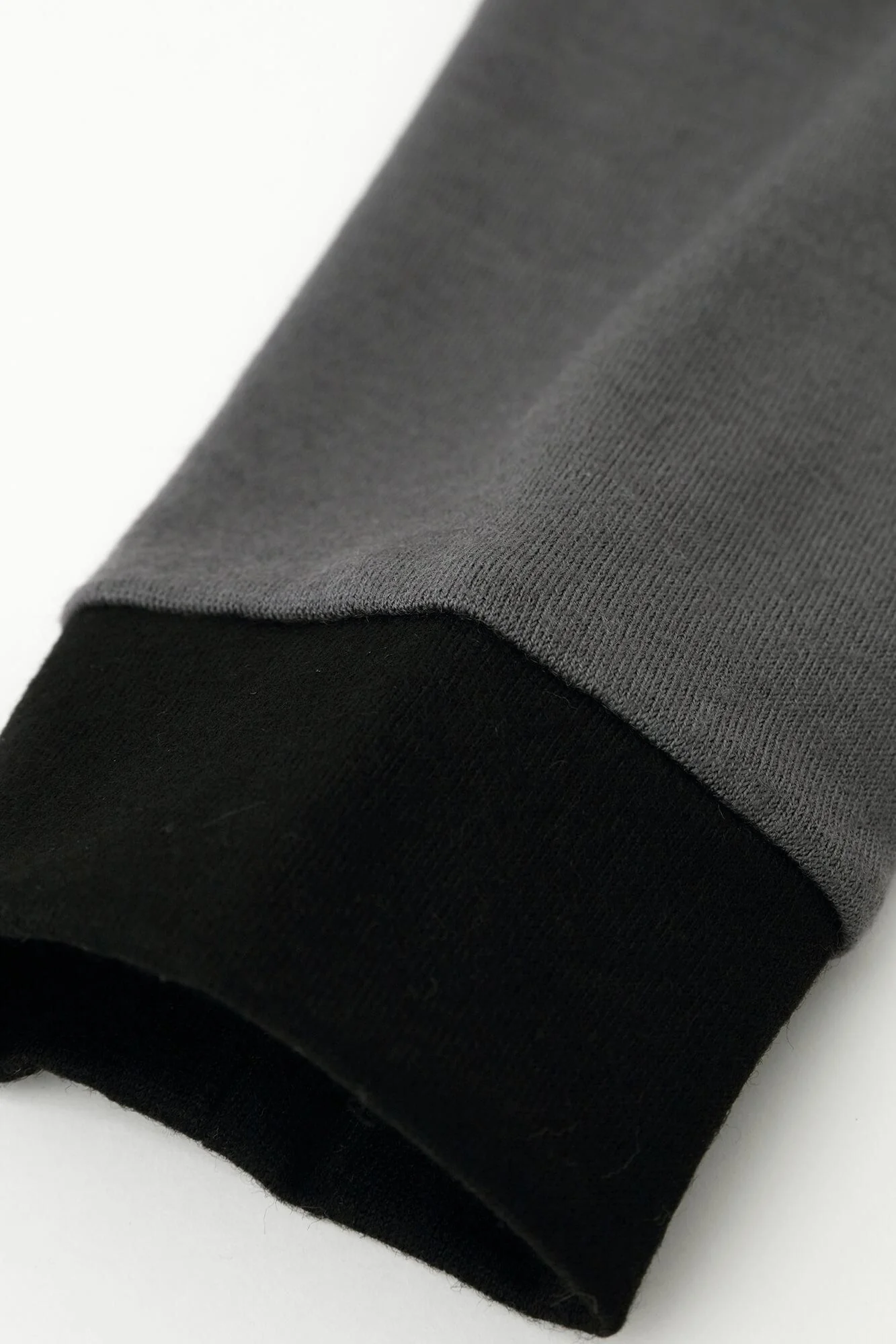 ウォッシャブルウール天竺 ツイストタートル L/S／消炭色（けしずみいろ） - Image 14