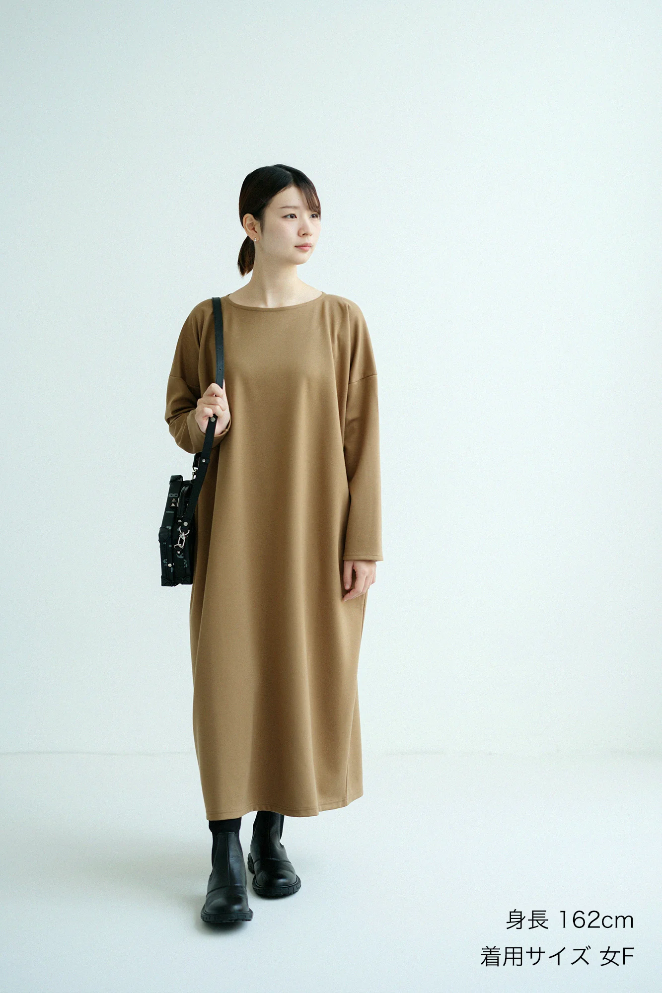 ソフトサーモ(R) ポンチローマ ボートネック L/S OP マキシ丈／ブラウン - Image 4