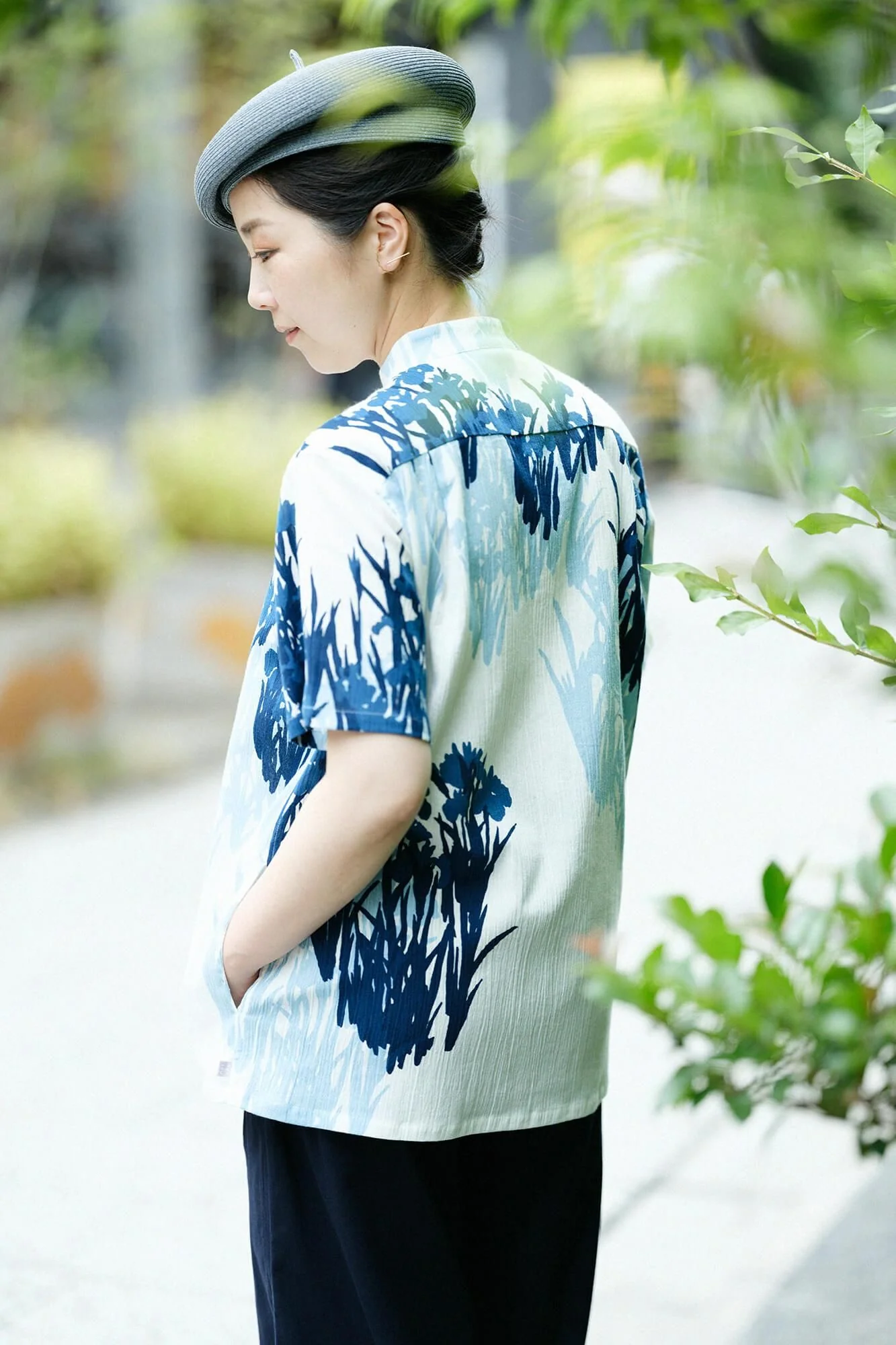 【net限定】高島縮 20/20 藍捺染(あいなせん) スタンドカラー半袖シャツ SP/光琳(こうりん) 燕子花図屏風(かきつばたずびょうぶ) 写し(うつし) - Image 10