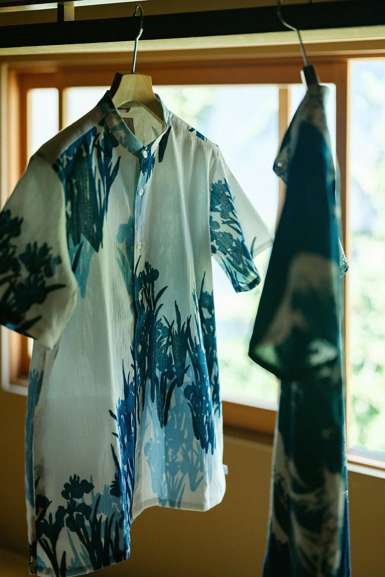 【net限定】高島縮 20/20 藍捺染(あいなせん) スタンドカラー半袖シャツ SP/光琳(こうりん) 燕子花図屏風(かきつばたずびょうぶ) 写し(うつし) - Image 12