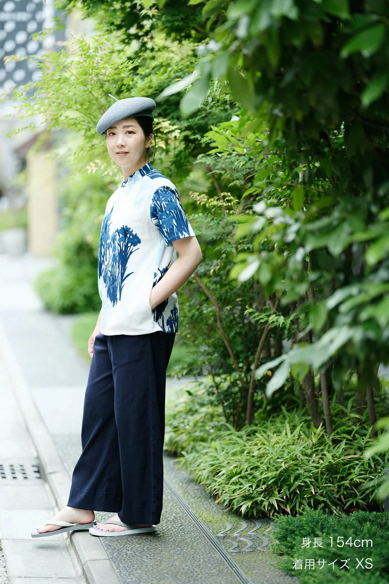 【net限定】高島縮 20/20 藍捺染(あいなせん) スタンドカラー半袖シャツ SP/光琳(こうりん) 燕子花図屏風(かきつばたずびょうぶ) 写し(うつし) - Image 4