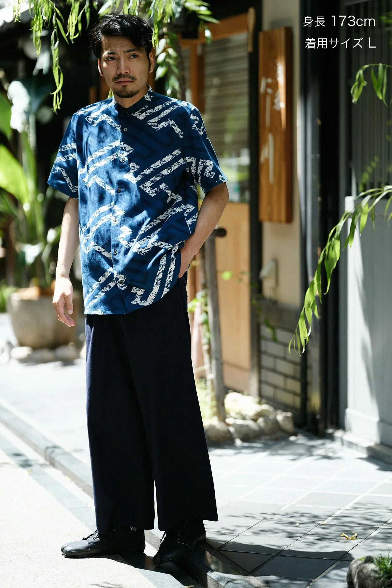 【net限定】高島縮 20/20 藍捺染(あいなせん) スタンドカラー半袖シャツ SP/紗綾形(さやがた) 時代(じだい) - Image 3