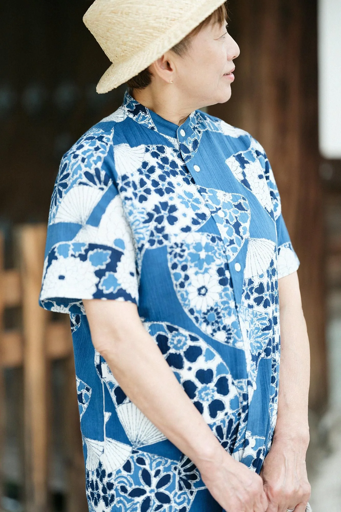 【net限定】高島縮 20/20 藍捺染（あいなせん） スタンドカラー半袖シャツ SP／扇（おうぎ） - Image 9