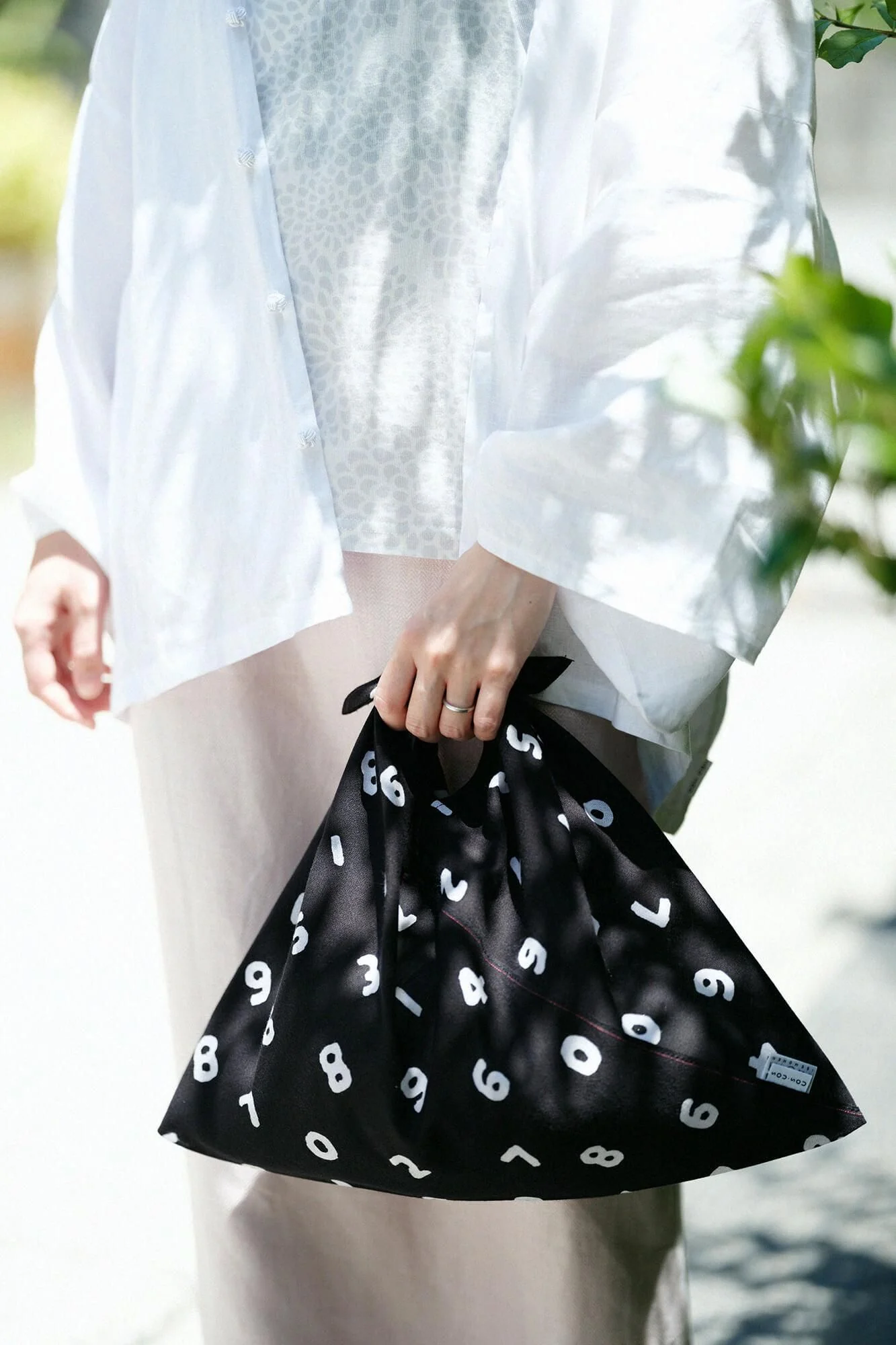 伊勢木綿 小巾折/SO-SU-U 濡羽色(ぬればいろ) - Image 7