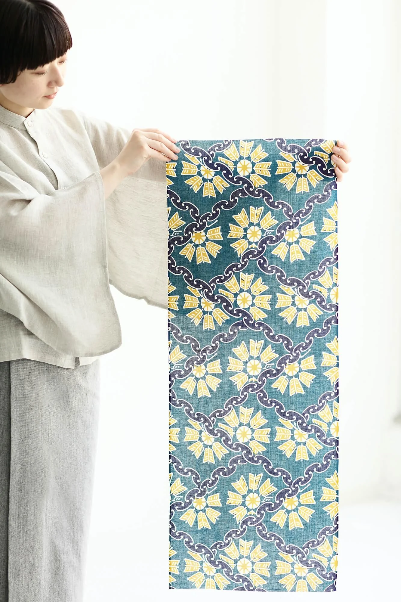 伊勢木綿 textile手ぬぐい／環繋ぎ矢車文（かんつなぎやぐるまもん） 写し（うつし） - Image 3