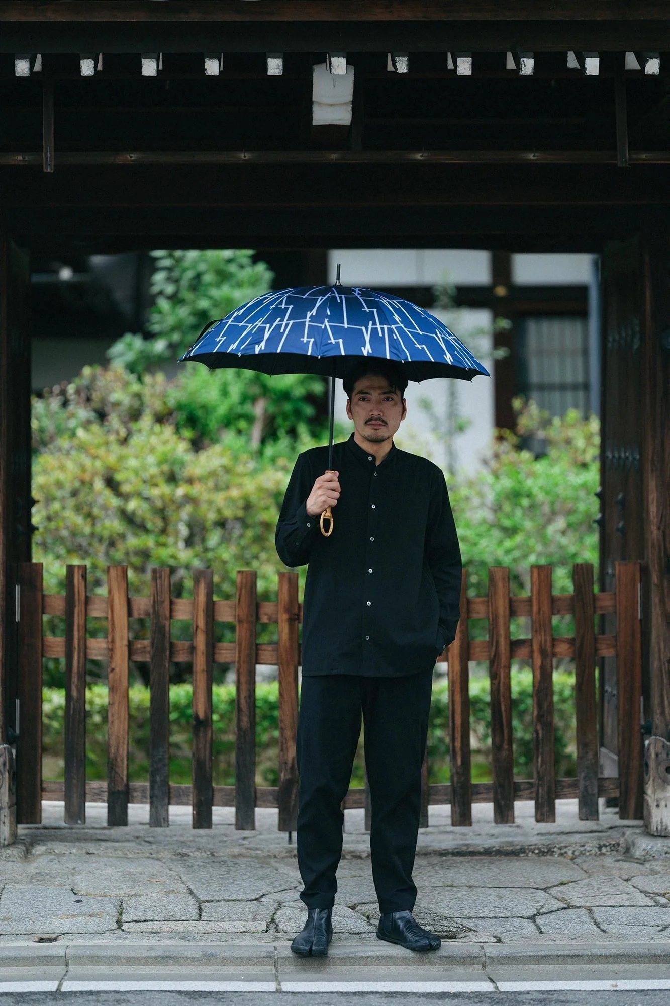 SOU・SOU×MOONBAT 郡内織(ぐんないおり) Carbon Umbrella/鳶(とび) - Image 4