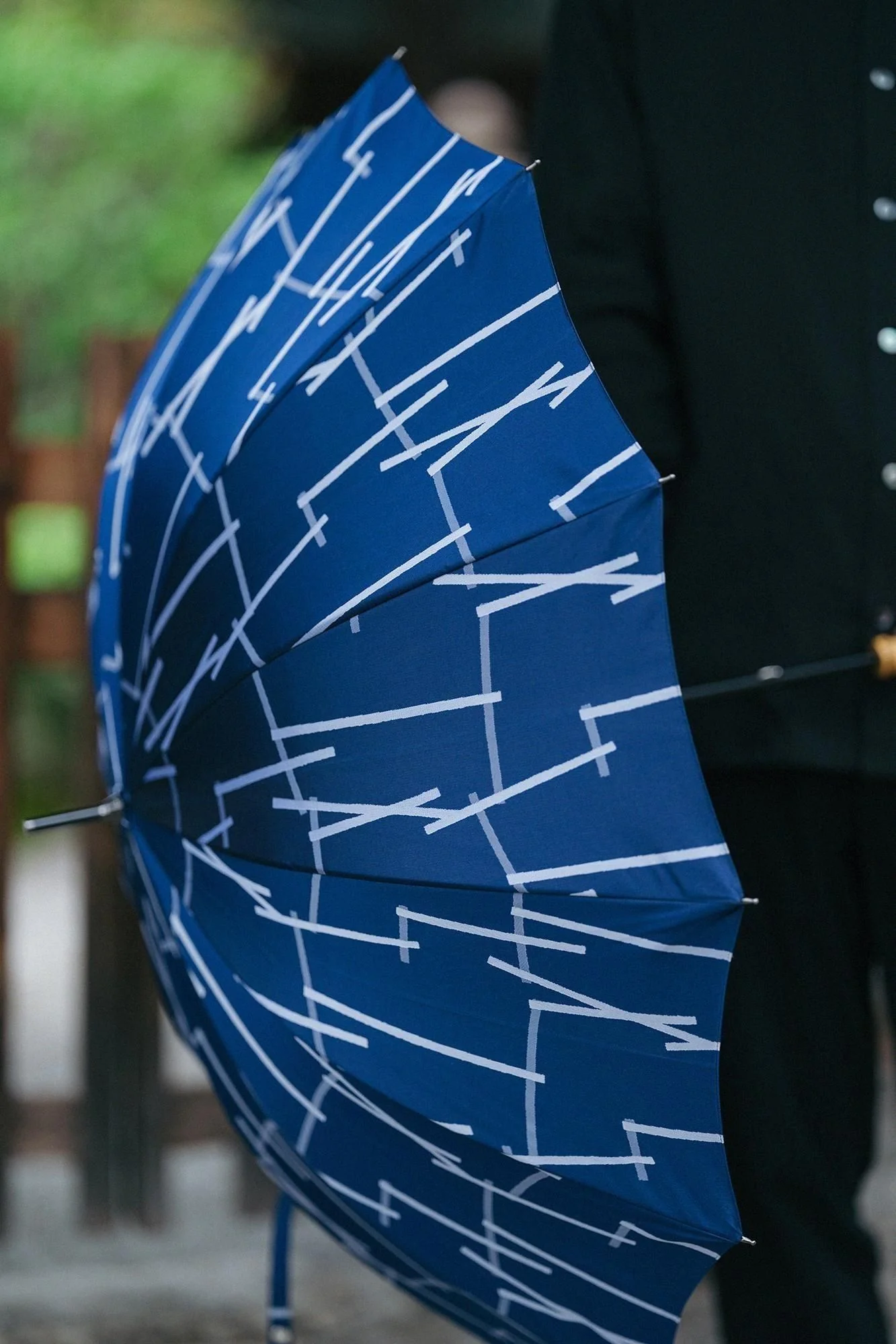 SOU・SOU×MOONBAT 郡内織(ぐんないおり) Carbon Umbrella/鳶(とび) - Image 6
