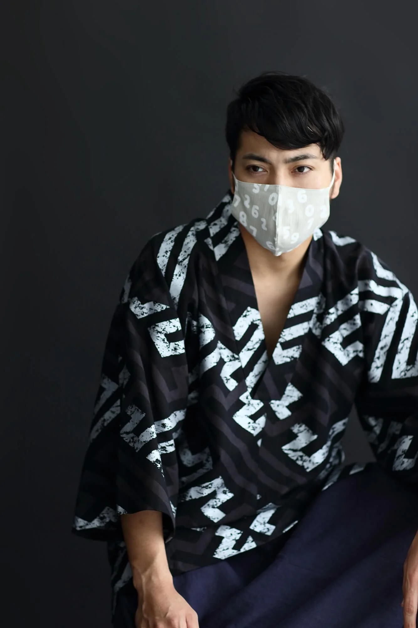 ◎【30%OFF】高島縮 テキスタイルマスク／SO-SU-U昆（こん） 白茶鼠（しらちゃねず） - Image 15