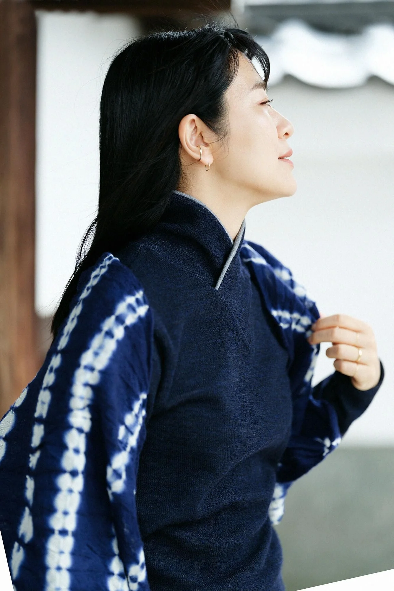 【net限定】浅井絞り 縮絨肩掛け（しゅくじゅうかたかけ） 剣先（けんさき）／手巻き絞り 深紺（しんこん） - Image 4