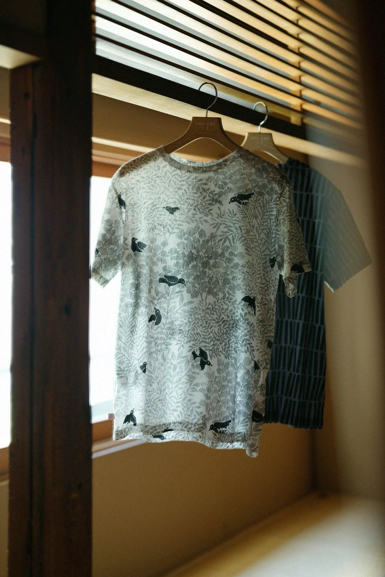 【net限定】高島縮 40/40 半袖Tシャツ／さえずり - Image 2